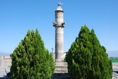 El rollo jurisdiccional de Casatejada, levantado sobre una grada de piedra y coronado por una cruz de hierro.