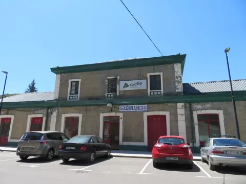 Exterior de la estación de Sabiñánigo. La llegada del ferrocarril en 1893 impulsó a su alrededor el barrio que acabaría acogiendo al Ayuntamiento.