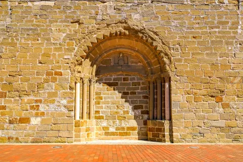 La portada de San Nicolás conserva una huella tardorrománica de finales del siglo XII o comienzos del XIII.