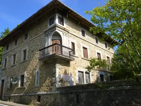 Una vivienda de Axpe muestra una fachada de piedra, entramado y revoco en la arquitectura del barrio.