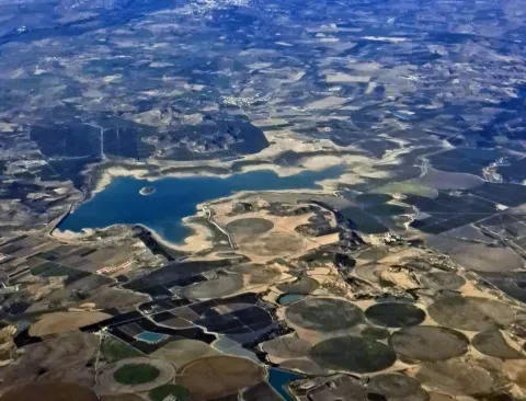 La Basa de Sant Salvador vista desde el aire, entre parcelas y superficies de agua.