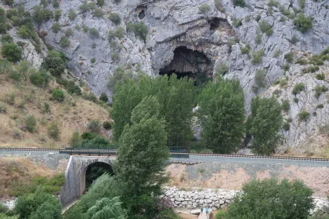 Una gran boca se abre en el relieve de Benaoján. Las cavidades del sistema Hundidero-Gato permiten seguir el paso del agua bajo la sierra.