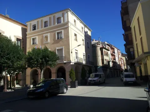 Una calle del casco urbano de Benassal. El desarrollo ligado al manantial añadió, en sus inmediaciones, un espacio urbano diferenciado.