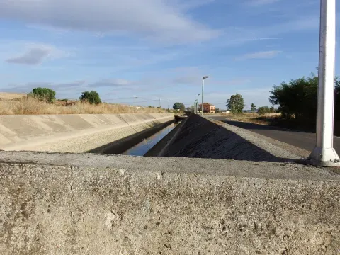 El canal Toro-Zamora lleva agua hacia los campos de la margen izquierda del Duero mediante una red de acequias.