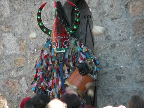 Jarramplas en Piornal, junto a un muro de piedra. La escena sitúa una tradición local en el pueblo que se asentó sobre el altiplano.