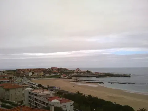 La playa y la costa de Comillas ayudan a situar el entorno litoral próximo a las cuevas donde se documenta el marisqueo prehistórico.