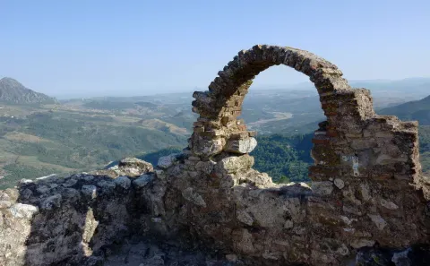 Desde el castillo del Águila, los restos del recinto enmarcan el paisaje alrededor de Gaucín y la posición elevada que dio valor estratégico al Hacho.
