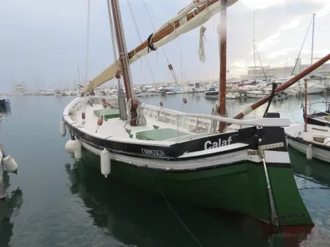 La barca Francisca, en el puerto de Segur de Calafell, recuerda la continuidad de la tradición marinera del municipio.
