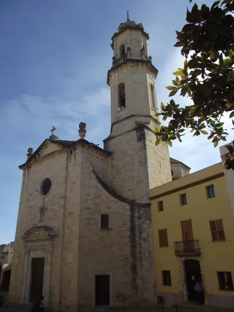 La iglesia parroquial de Sant Joan Baptista, cuyas obras comenzaron en 1776, construida con la misma arenisca local que el castillo medieval que domina el cerro sobre el pueblo.