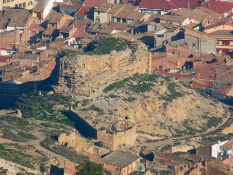 Las ruinas del castillo ocupan un cerro en la parte alta de Torrente de Cinca, junto a la línea del Cinca que tuvo importancia defensiva.