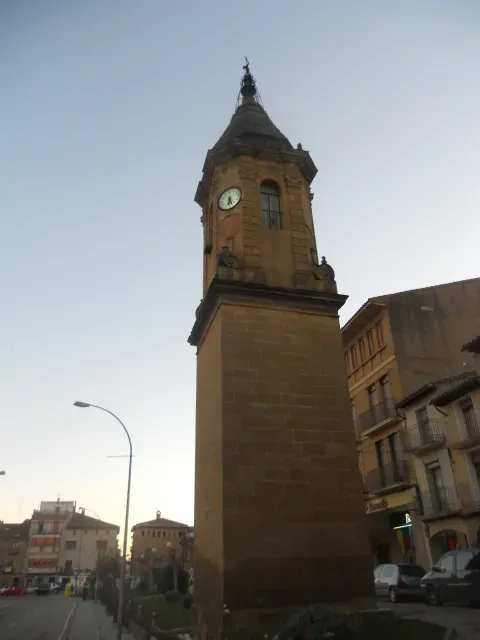 La Torre del Reloj de Ayerbe, construida entre 1798 y 1799, representa un hito del paisaje urbano posterior a la etapa del castillo.
