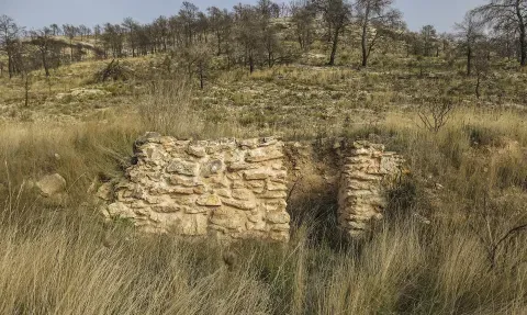 Restos del forn de calç del Pouet de la Neu, en el paisaje montañoso de Beneixama.