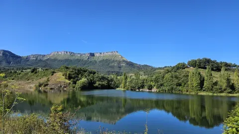 El embalse de Tudela en el paisaje del Valle de Mena, entre las montañas que delimitan sus valles.