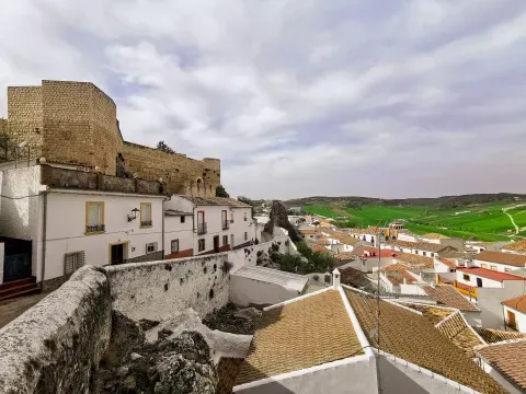 El castillo de Cañete domina el caserío. Su larga historia de ocupaciones alternas concluyó cuando perdió su valor militar tras la conquista de Ronda y su serranía.
