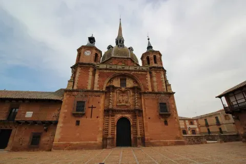 La iglesia del Santísimo Cristo del Valle ocupa el centro del conjunto monumental levantado a comienzos del siglo XVIII.