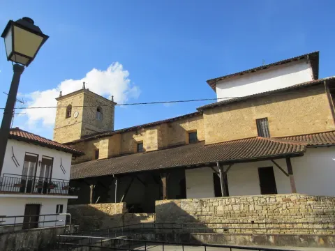 La iglesia de San Bizente martiriaren, en Ugarte, el barrio que hoy es capital municipal. Un documento de 1082 menciona la iglesia de San Vicente de Uharte.