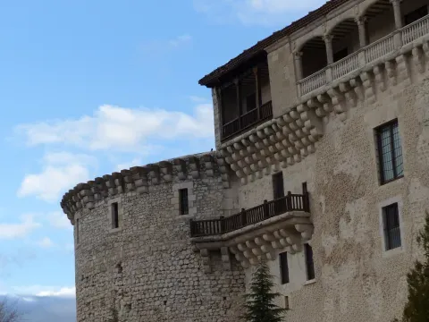 Detalle exterior del castillo de Cuéllar: la fábrica pétrea y los elementos de madera muestran la variedad de materiales constructivos.