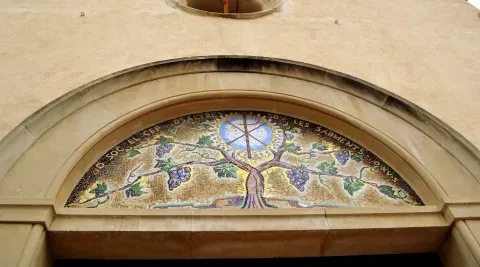 Detalle exterior de la iglesia de Santa Maria, citada en documentos desde 1080.