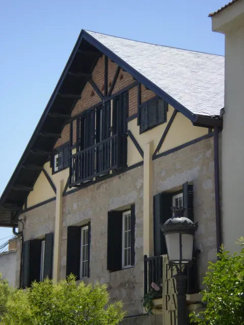 Edificio de la calle Real, uno de los tramos del eje que conserva el trazado del casco histórico de Torrelodones.