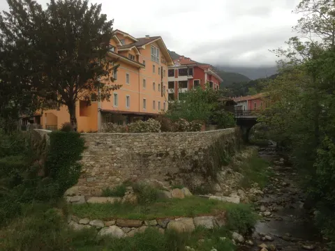 Vista parcial de Arenas de Cabrales, donde el recorrido del Cares alcanza un relieve más abierto que el de las gargantas de Poncebos.