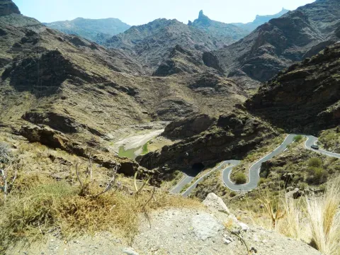 Un barranco y una carretera muestran el relieve abrupto que caracteriza el territorio de Artenara.
