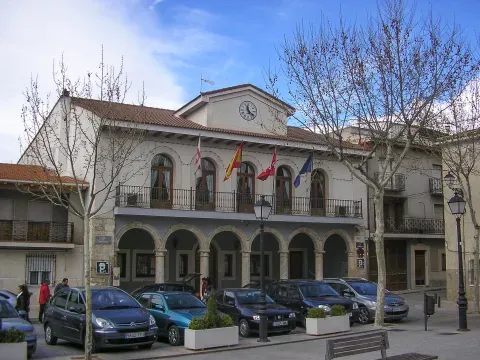 La fachada del Ayuntamiento de Estremera presenta seis arcos de piedra.