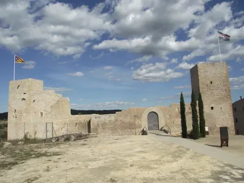 Vista general del castillo de El Catllar sobre el promontorio rocoso que ha determinado la posición del asentamiento histórico.