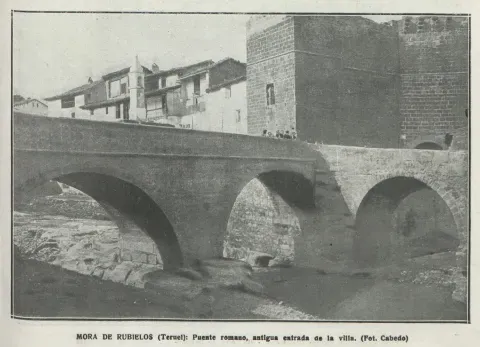 La fotografía publicada en 1917 presenta el puente como antigua entrada de Mora. Sus arcos ponen en primer plano el paso y el acceso a la villa.