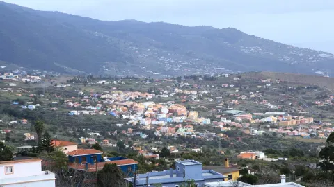 Breña Alta vista desde San Isidro, con las casas distribuidas por la ladera oriental de la isla.