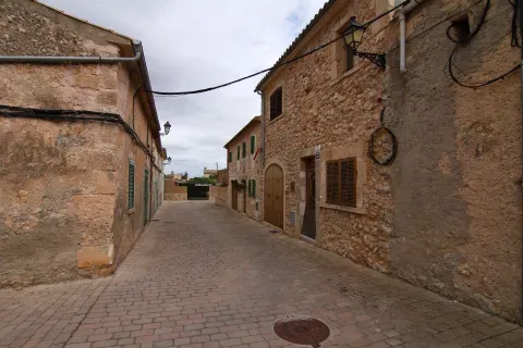 Una calle de Ariany muestra la continuidad de sus casas y caminos en el núcleo del pueblo.