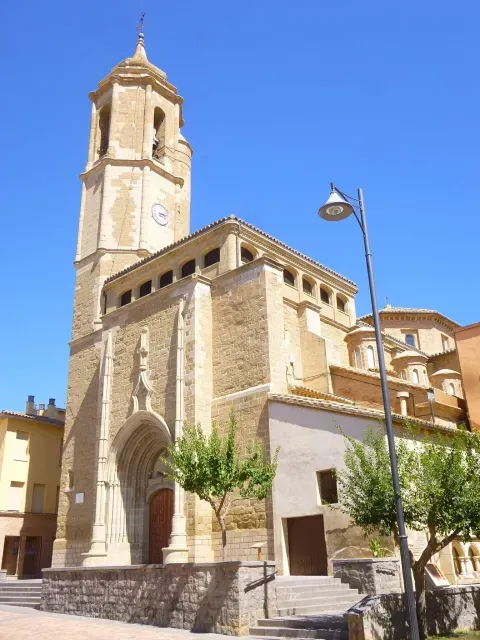 Exterior de la iglesia de San Pedro de Binéfar. La historia municipal recoge que, durante la sequía de 1690, una romería llevó la devoción a la Virgen del Romeral desde Alcort hasta el templo parroquial.