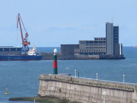 Muelles e instalaciones portuarias en Santurtzi, un frente construido que mantiene el vínculo de la localidad con el mar.