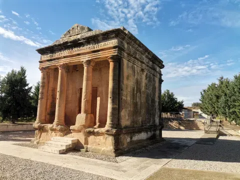 El mausoleo romano de Lucio Emilio Lupo conserva sus sillares de caliza y la estructura del pórtico; la cubierta original ya no está.
