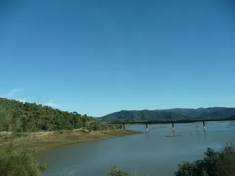 El puente nuevo sobre Picao I cruza una lámina de agua en el entorno de Algar. Una vista actual del paisaje hídrico del término.