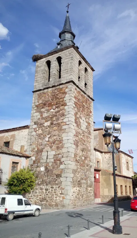 La iglesia parroquial de San Justo y Pastor forma parte del casco actual, levantado en el paisaje llano que recorren los cursos de agua locales.