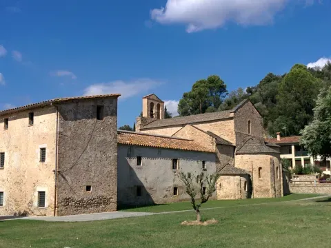 El monasterio de Santa Maria de Cervià, fundado en 1053, fue uno de los centros que dieron forma a la historia medieval del pueblo.