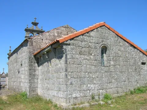 Santa María de Perrelos, una de las iglesias románicas del entorno de las localidades vinculadas al Penedo del Arangaño.