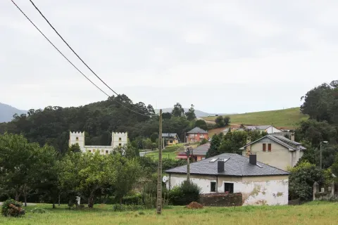 Arbón, en el concejo de Villayón. Las cubiertas forman parte del paisaje habitado, donde está documentado el uso de pizarra como material de techumbre.