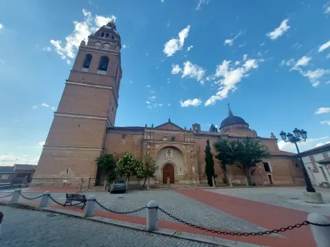 La iglesia de Santa María, con su torre y fachada de ladrillo, forma parte del perfil histórico de Alaejos.
