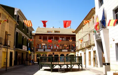 Plaza de España de Zuera. El casco urbano forma parte de los asentamientos del municipio que aprovechan las superficies llanas de las terrazas del Gállego.