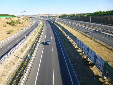 La autopista M-50 a su paso por Boadilla del Monte, nueva infraestructura que articula y separa los sectores urbanos.