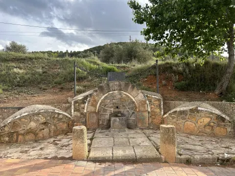 Fuente el Sivirino, una de las fuentes locales que acompaña el recorrido del agua en el paisaje de Peñas de San Pedro.