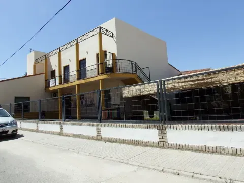 Una calle de Torreorgaz muestra el núcleo habitado que se extiende sobre el paisaje suavemente ondulado del término.