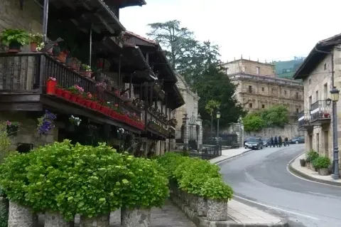 La avenida de los Escolapios conduce hacia el Palacio de Soñanes, protagonista de un episodio destacado de la arquitectura local.