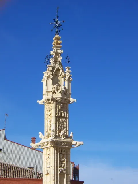 Detalle del rollo jurisdiccional gótico del siglo XVI, situado en la plaza principal de Villalón.