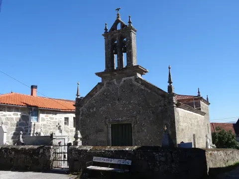 Iglesia de Guamil, en Baños de Molgas, en el entorno construido del municipio.