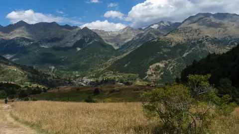 Vista de Sallent desde el pico Pacino: el núcleo queda recogido entre las elevaciones que enmarcan el valle.