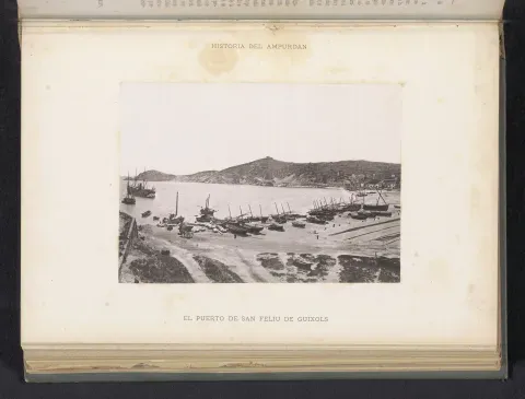 Vista histórica del puerto de Sant Feliu de Guíxols con embarcaciones junto a la orilla, un escenario de la relación de la localidad con el mar.
