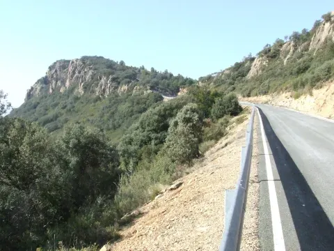 El Roc del Pas de Finestres junto a la carretera L-511: un tramo del relieve del municipio que acompaña el recorrido por sus materiales y sus formas.