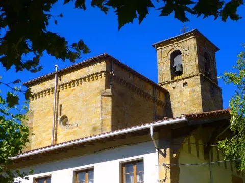 La iglesia de San Miguel, en Olazagutía, aporta una vista del núcleo local junto al recorrido por el valle y sus materiales.